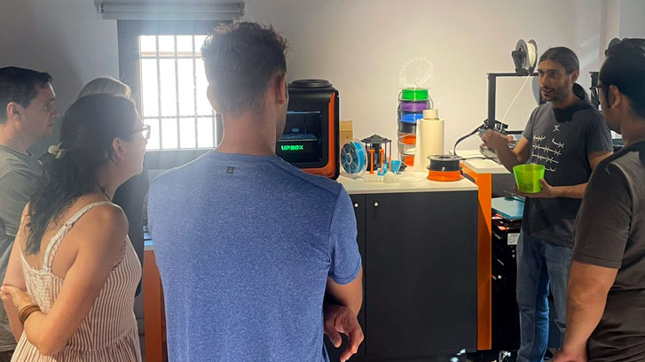 En este momento estás viendo El CRL de Arganzuela acude a una taller de Fabricación Digital en Espacio Orange Centre de la mano de Tecnolab de la Rueca 