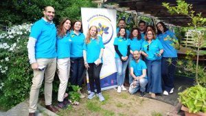 Lee más sobre el artículo Voluntarios y Voluntarias de Caixabank visitan el taller de jardinería del CRL de Carabanchel