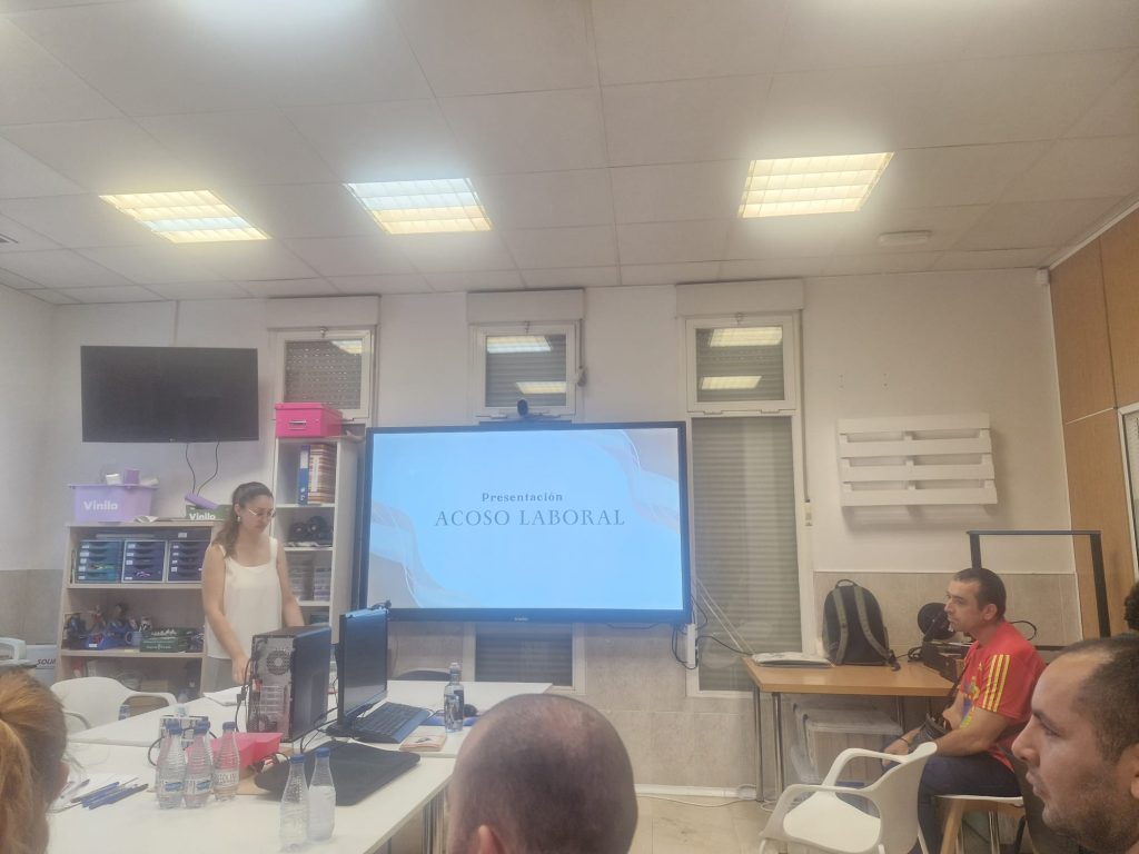 charla-acoso-laboral-fundacion-buen-samaritano-2