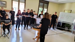 Lee más sobre el artículo Cálida acogida al Coro A toda Voz en el Hogar Santa Teresa Jornet