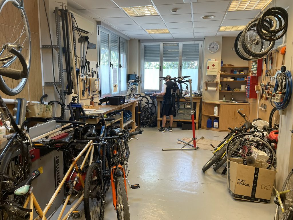 entrega-bicis-intress-fundacion-buen-samaritano-3