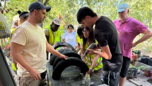 Lee más sobre el artículo El Huerto “Brotes Verdes” del CRL de Villaverde acoge y participa en la organización de dos talleres sobre jardines verticales e instalación de riego